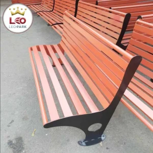 نیمکت پارکی فلزی با پشتی و نشیمن قرمز و پایه مشکی